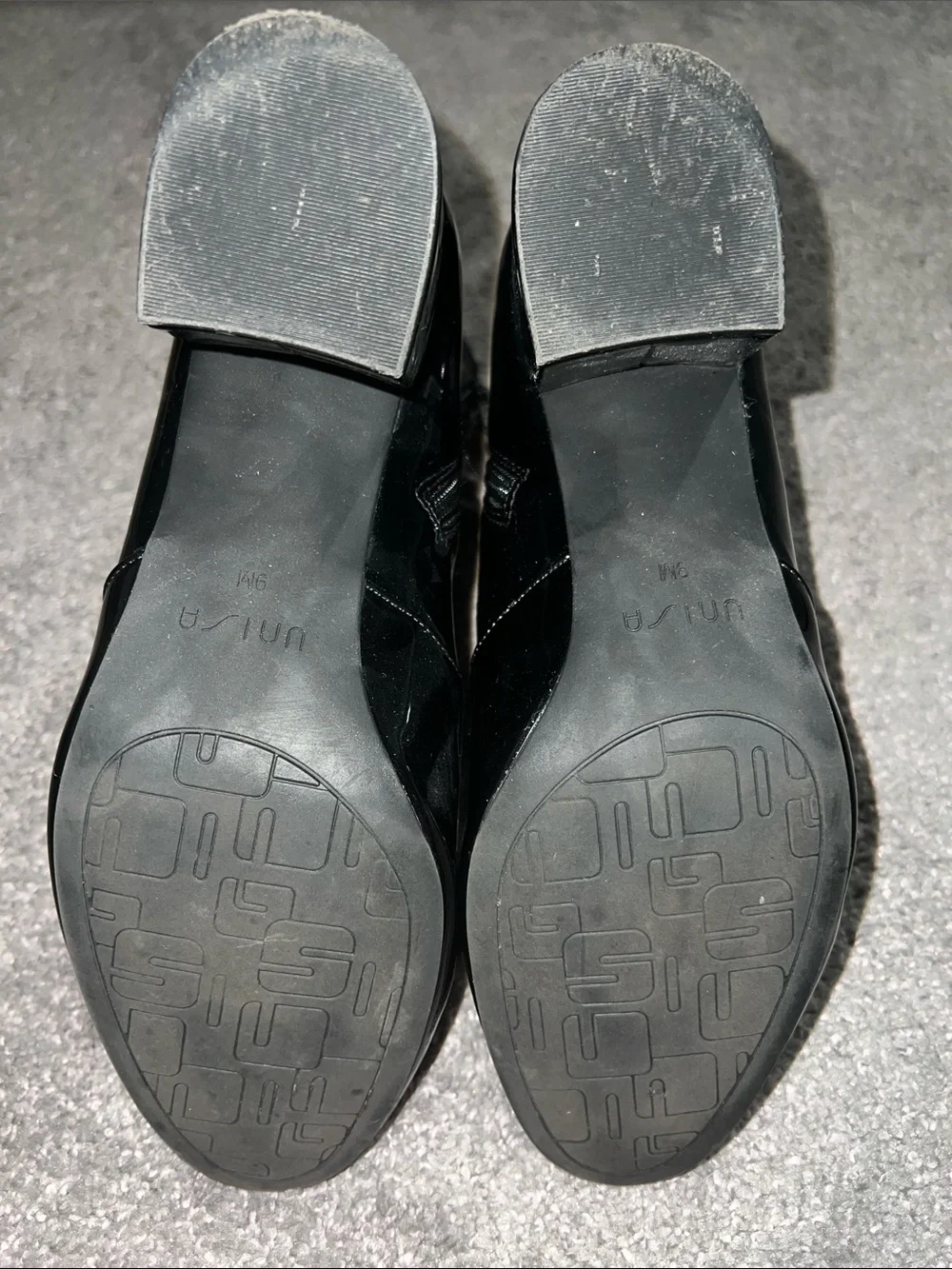 Unisa Faux Patent Leather bootie Sz 9